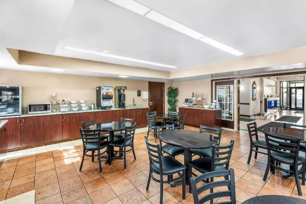 Clarion Inn & Suites Northwest 사진, 가격, 위치소개 | NOL